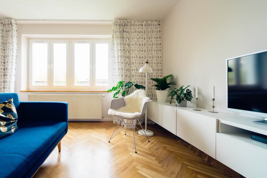 Sala de apartamento com janela ampla