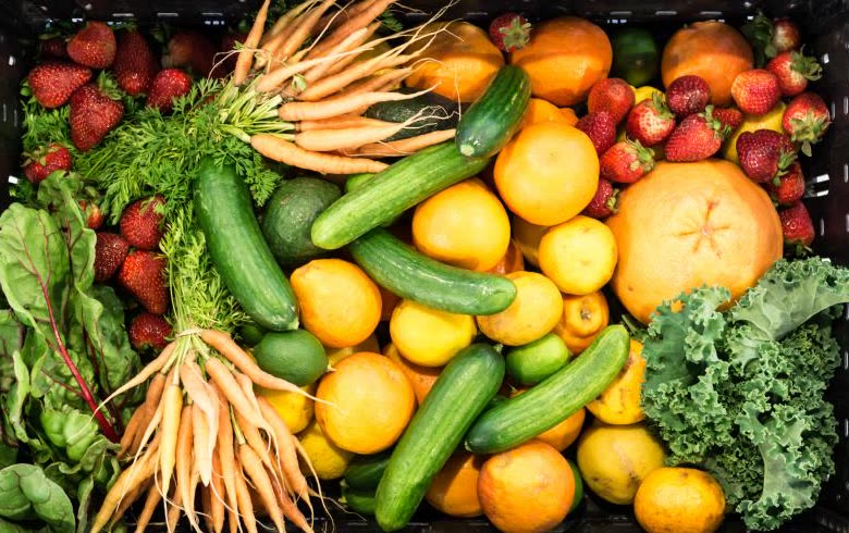 Caixa de feira com legumes, verduras e frutas frescas