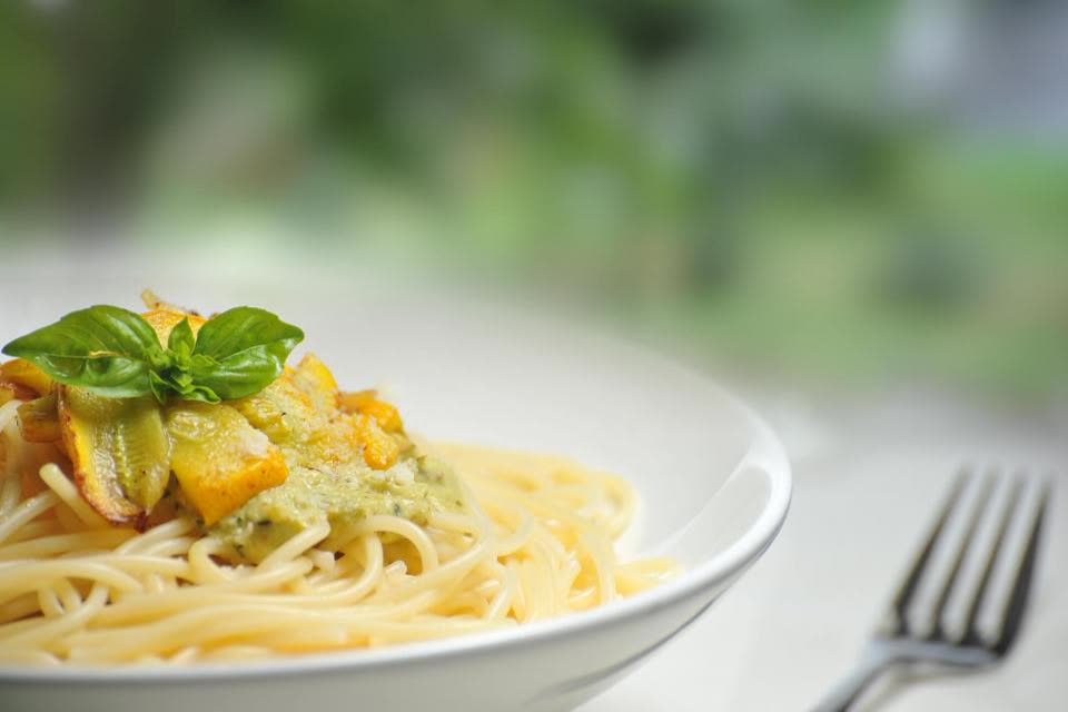 Prato de massa fresca com molho e manjericão